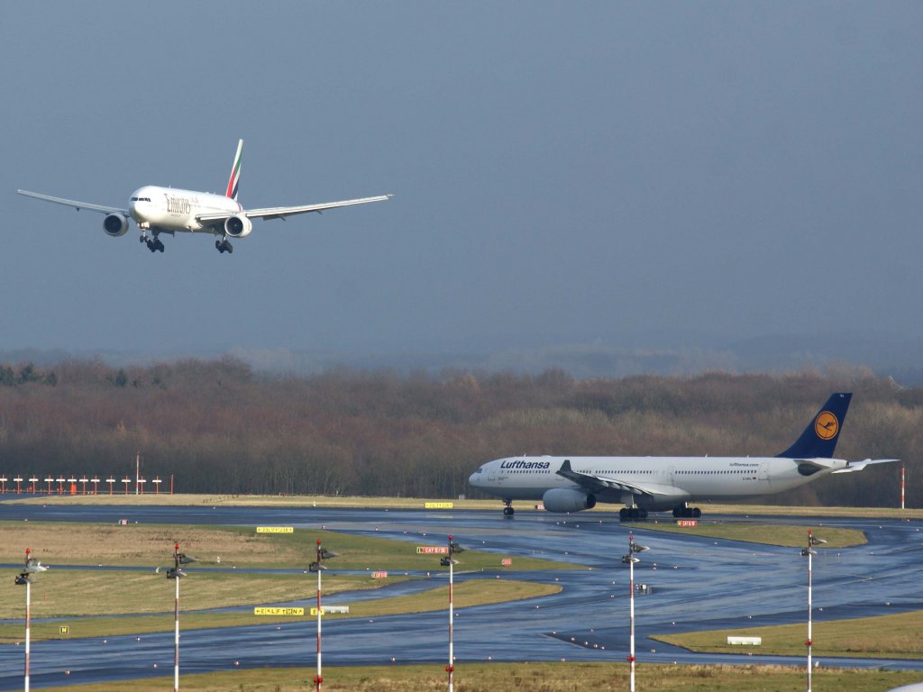 Emirates, A6-EMX, Boeing, 777-300 (kurz vor Landung, LH  D-AIKL  wartet auf Start), 06.01.2012, DUS-EDDL, Dsseldorf, Germany 