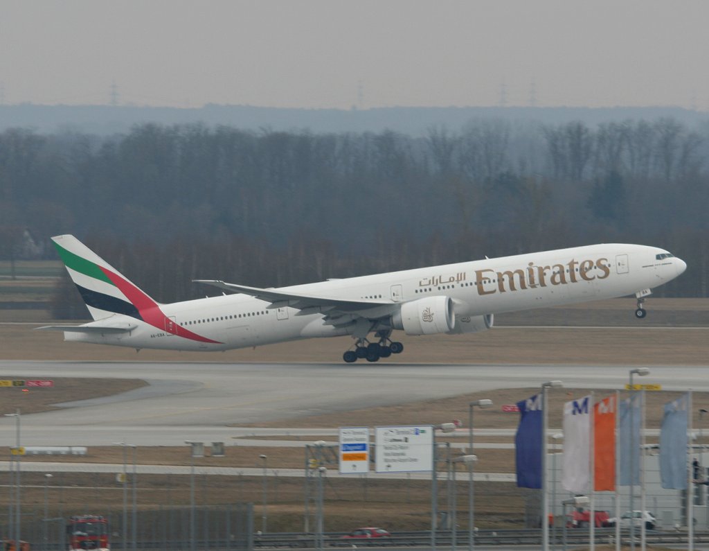 Emirates B 777-31H(ER) A6-EBA beim Start in Mnchen an einem sehr trben 10.03.2011