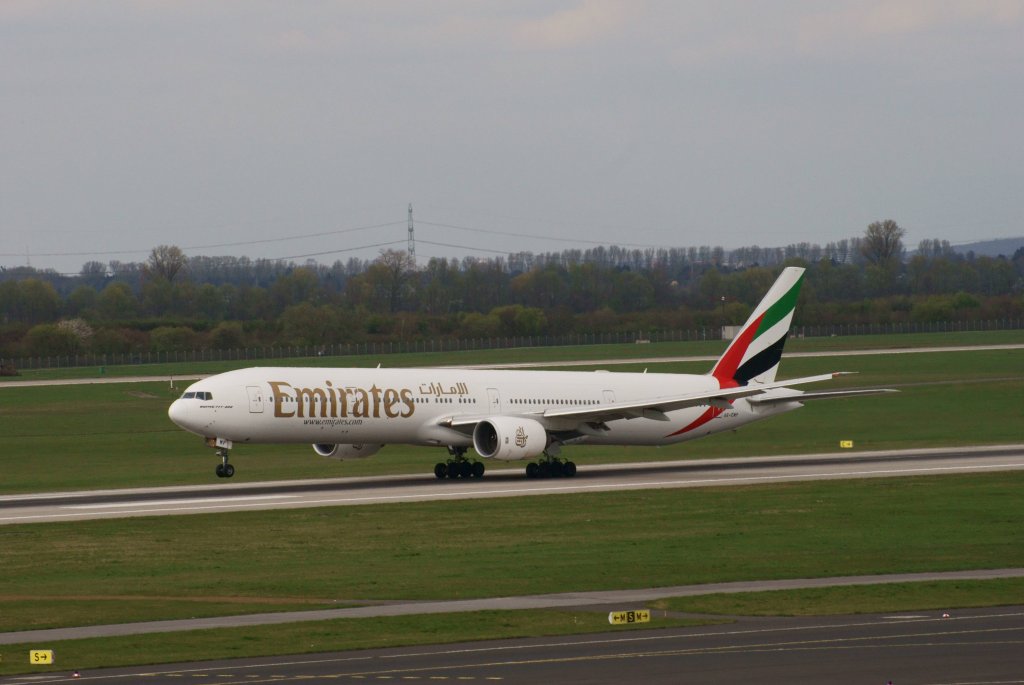 Emirates Boeing 737-800 am DUS am 01.04.2012