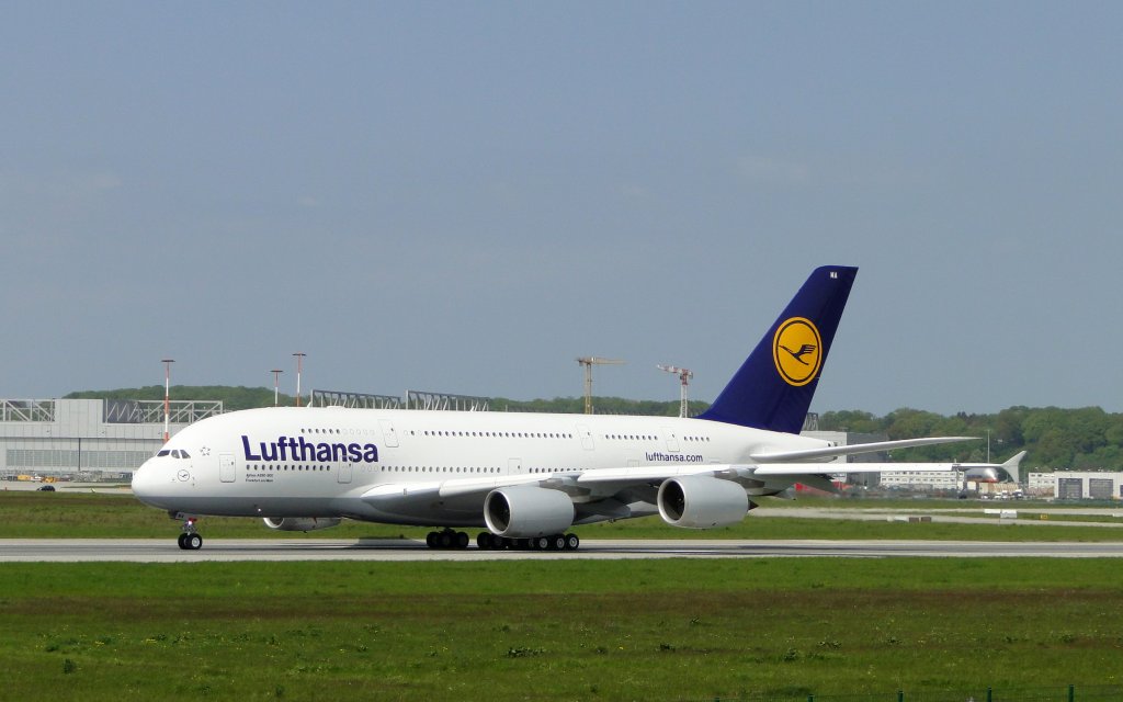 Erster Airbus A380 fr die Lufthansa. Nach der bergabe am 19.05.2010 auf dem Weg zur Startbahn in Hamburg Finkenwerder bei Airbus.