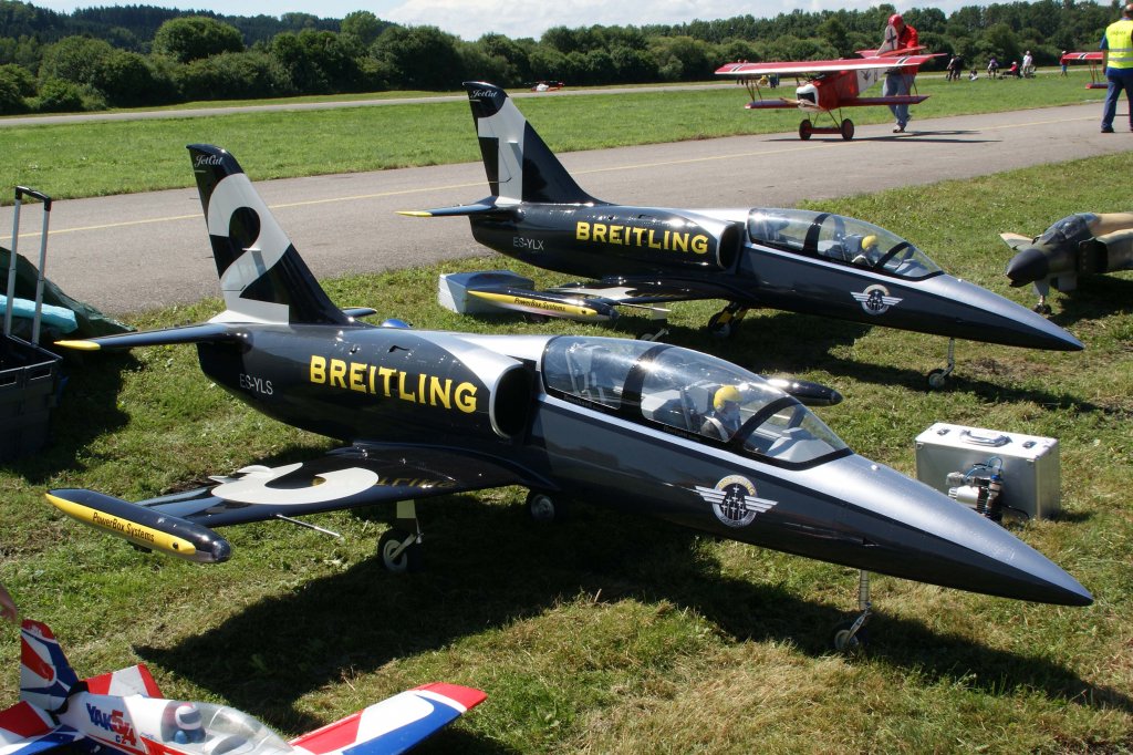 ES-YLX, Aero L-39 Albatros (Breitling Jet Team # 2), 40-Jahre Jubilums-Airmeeting des DMFV (Deutscher Modellflieger Verband) auf dem Flugplatz der Fa.  GROB AIRCRAFT  am 07.07.2012