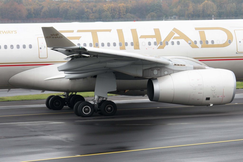 Etihad Airways, A6-AFE, Airbus, A 330-300 (Fahrwerk/Landing gear ~ Turbine/Engine), 10.11.2012, DUS-EDDL, Dsseldorf, Germany 