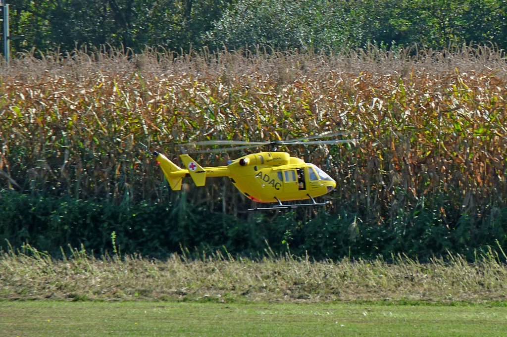Eurocopter BK117, hier als ADAC-Rettungshubschrauber, das Modell bei Flugvorfhrungen , Heli-Flugtag in Wasenweiler am Kaiserstuhl, Okt.2011