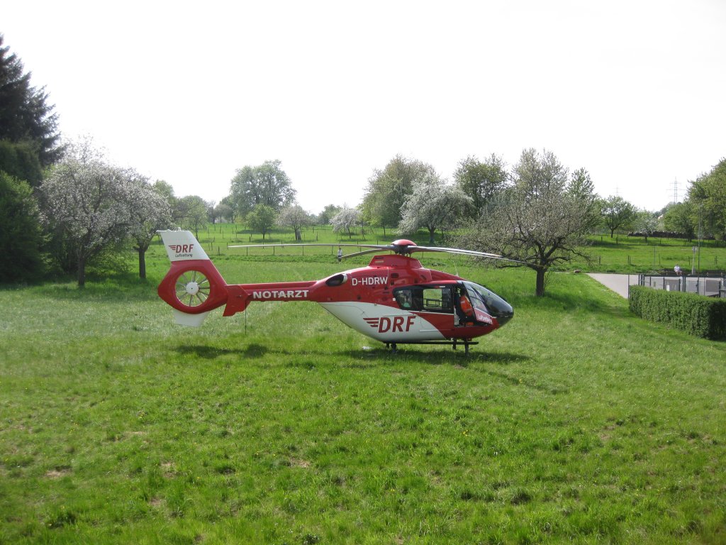 Eurocopter EC-135 der DRF bei einem Einsatz in Karlsruhe-Wettersbach am 29.April 2010