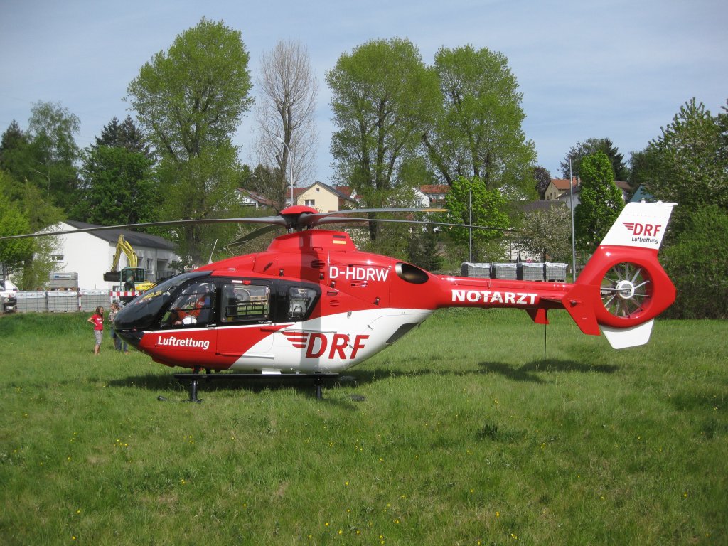 Eurocopter EC-135 der DRF bei einem Einsatz in Karlsruhe-Wettersbach am 29.April 2010