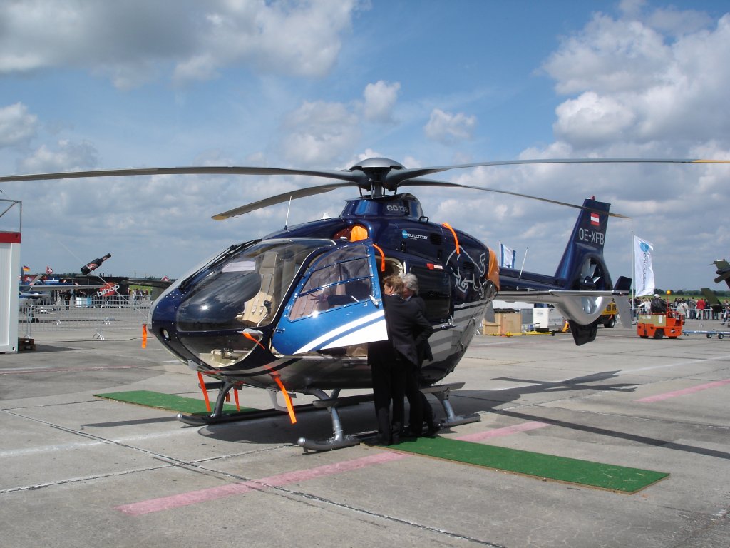 Eurocopter Ec-135,
leichter zweimotoriger Mehrzweckhubschrauber,
Erstflug 1994,
Berlin ILA 2006 