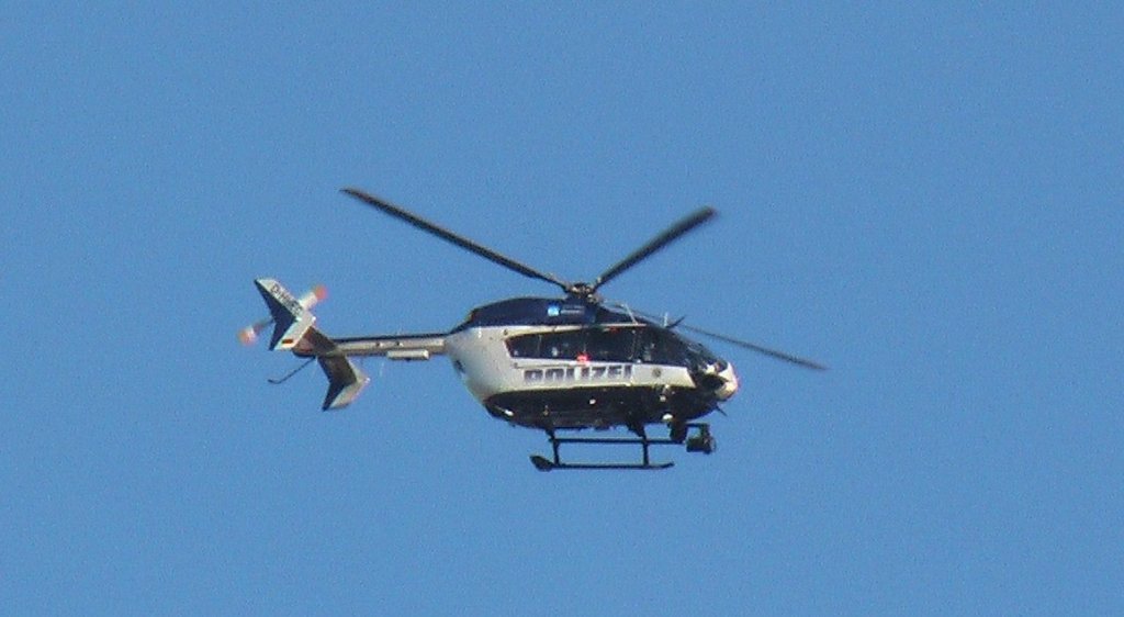 Eurocopter EC-145 mit der Kennung D-HHEC der Polizei aus Frankfurt am Main beim berflug ber die A5 neben dem Frankfurter Flughafen