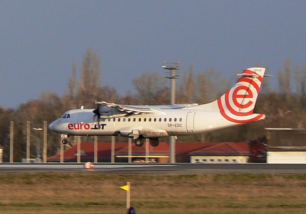 EuroLot ATR 42 SP-EDC bei der Landung in Berlin-Tegel am Morgen des 27.02.2010