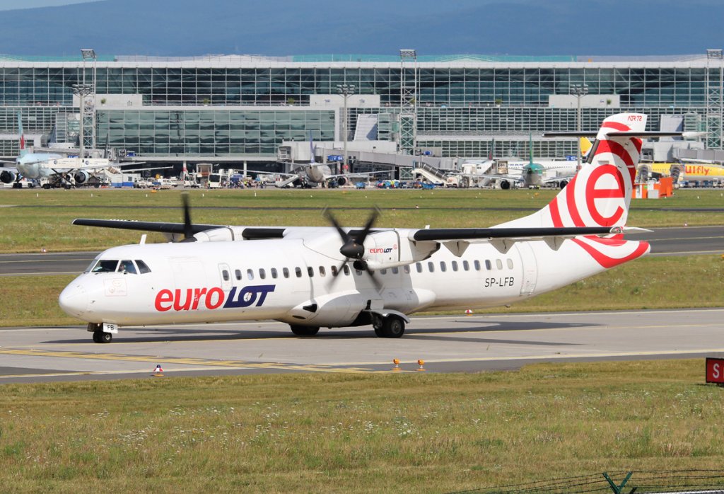 EuroLot ATR-72-202 SP-LFB am 16.08.2012 auf dem Flughafen Frankfurt am Main