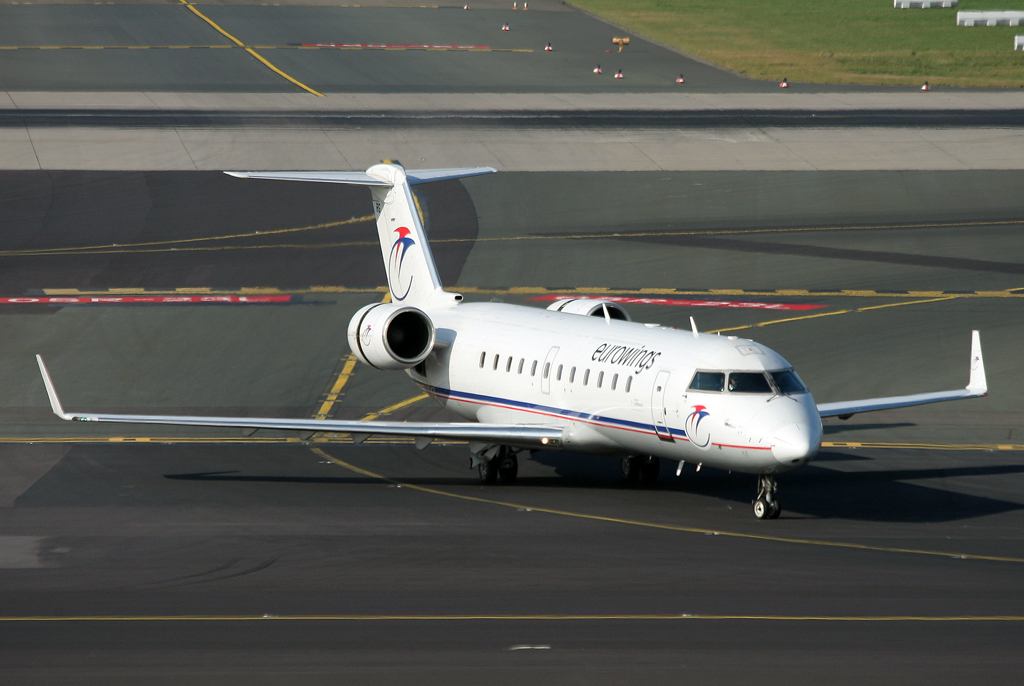 Eurowings CRJ200 D-ACRG verlsst die 05R und rollt auf dem Taxiway zum Vorfeld in DUS am 12.10.2008