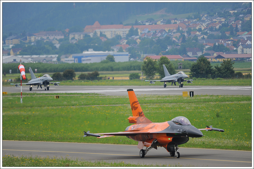 F-16 AM  FIGHTING FALCON  der Niederlande bei der Airpower13 in Zeltweg/sterreich. Im Hintergrund warten zwei Eurofighter des BH auf den Start.

