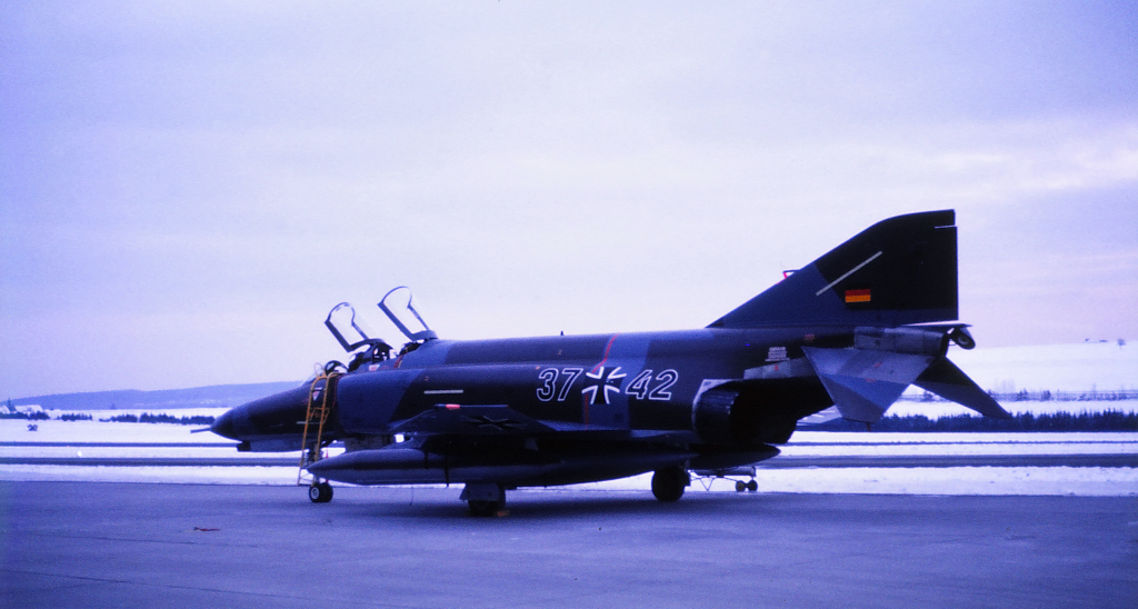 F-4F in der Störbehebung

37+42 / F-4F Phantom II steht an einem Winternachmittag (November 1976?)
auf dem Hallenvorfeld der US Halle (Störbehebung) beim JaboG 35 in Pferdsfeld.