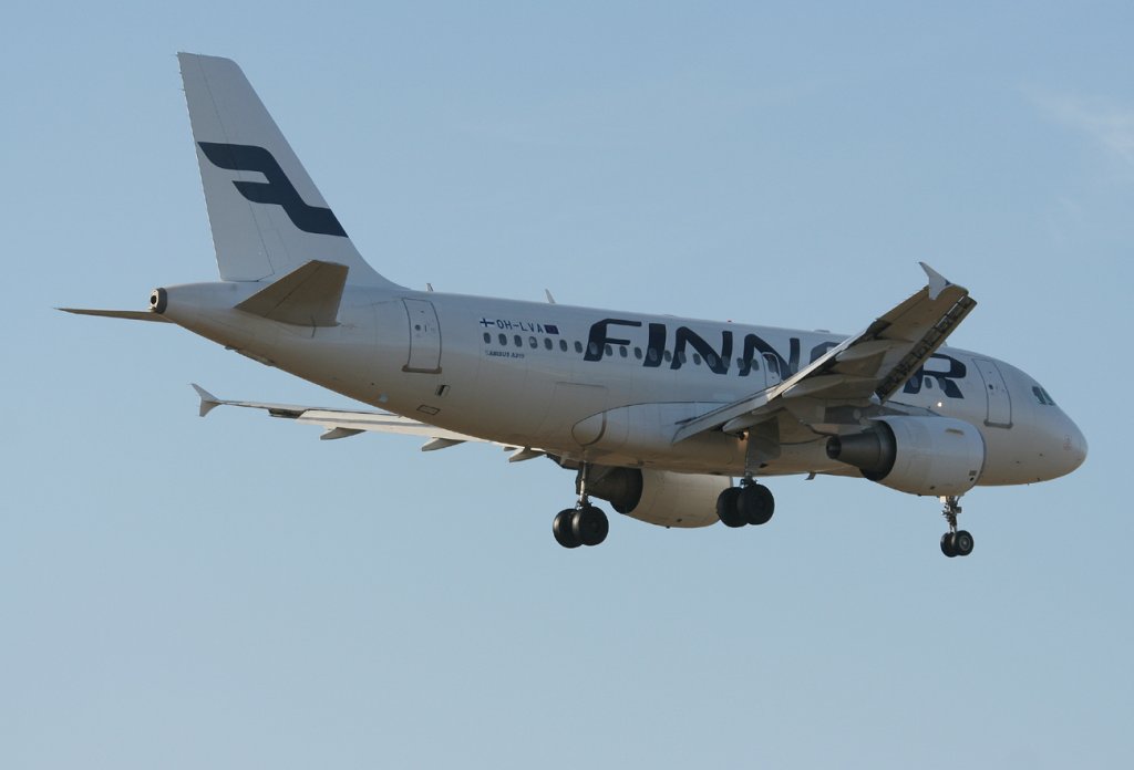 Finnair A 319-112 OH-LVA kurz vor der Landung in Berlin-Tegel am 09.03.2012