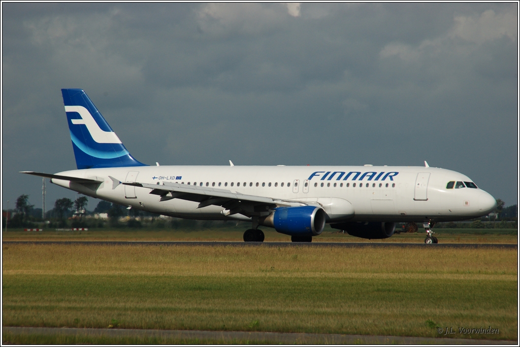 Finnair Airbus A320-214 OH-LXD nach der Landung auf der Polderbaan (18R) des Flughafens Schiphol Amsterdam am 13. Juni 2011.