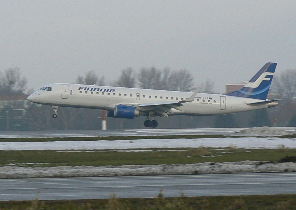 Finnair Embraer ERJ 190-100LR OH-LKK kurz vor der Landung in Berlin-Tegel am 08.01.2011