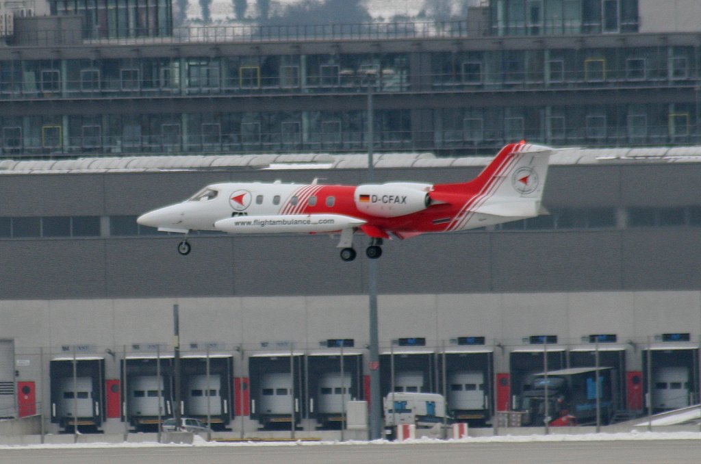Flight Ambulance International (FAI) Learjet 35 D-CFAX kurz vor der Landung in Stuttgart am 10.03.2010