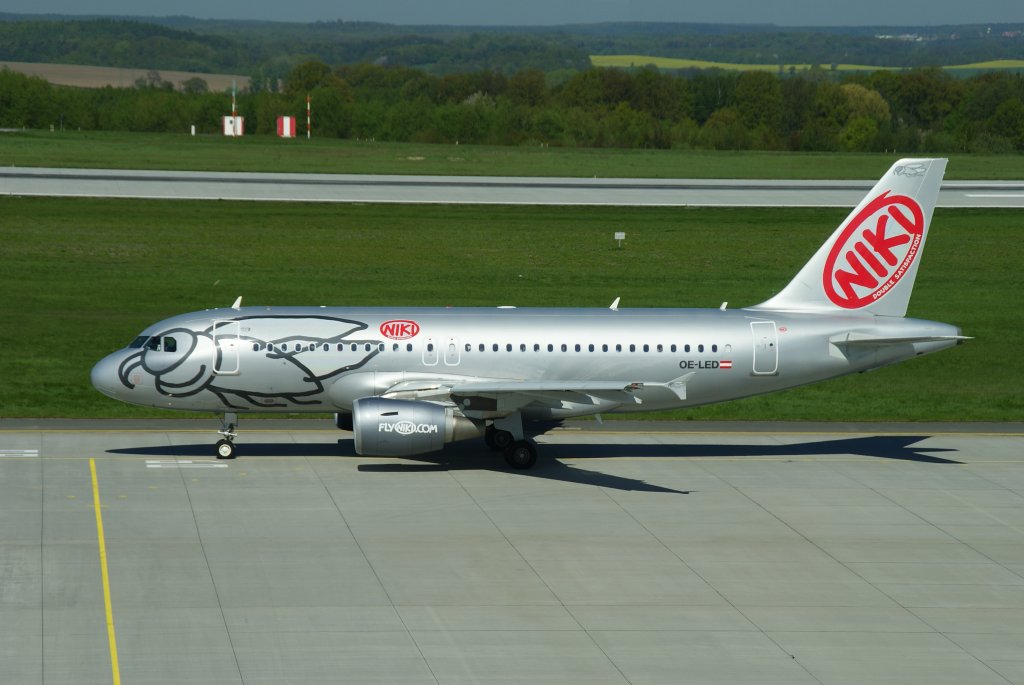 Fly Niki, Airbus A319-100, Kennung: OE-LED rollt zur Startbahn auf dem Flughafen Dresden am 20.04.2009