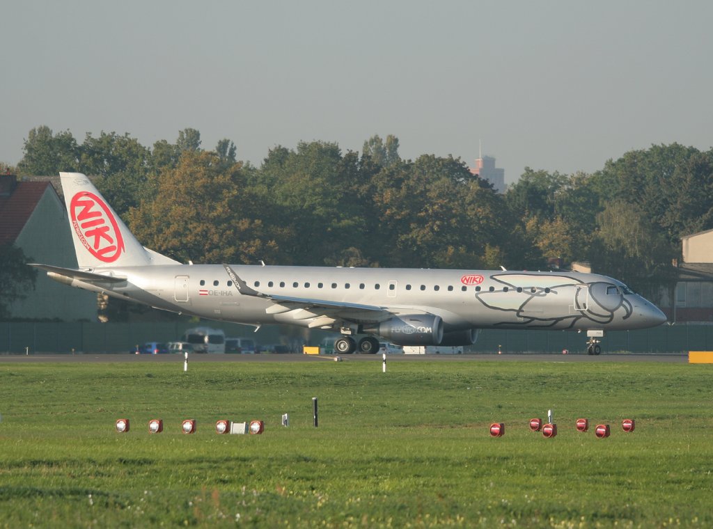 Fly Niki Embraer ERJ-190-100LR OE-IHA kurz vor dem Start in Berlin-Tegel am 24.09.2011