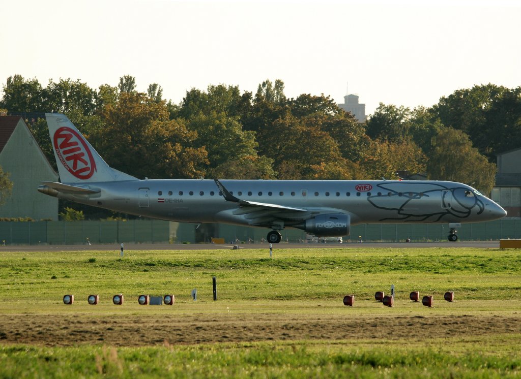 Fly Niki Embraer ERJ-190-100LR OE-IHA kurz vor dem Start in Berlin-Tegel am 30.09.2011