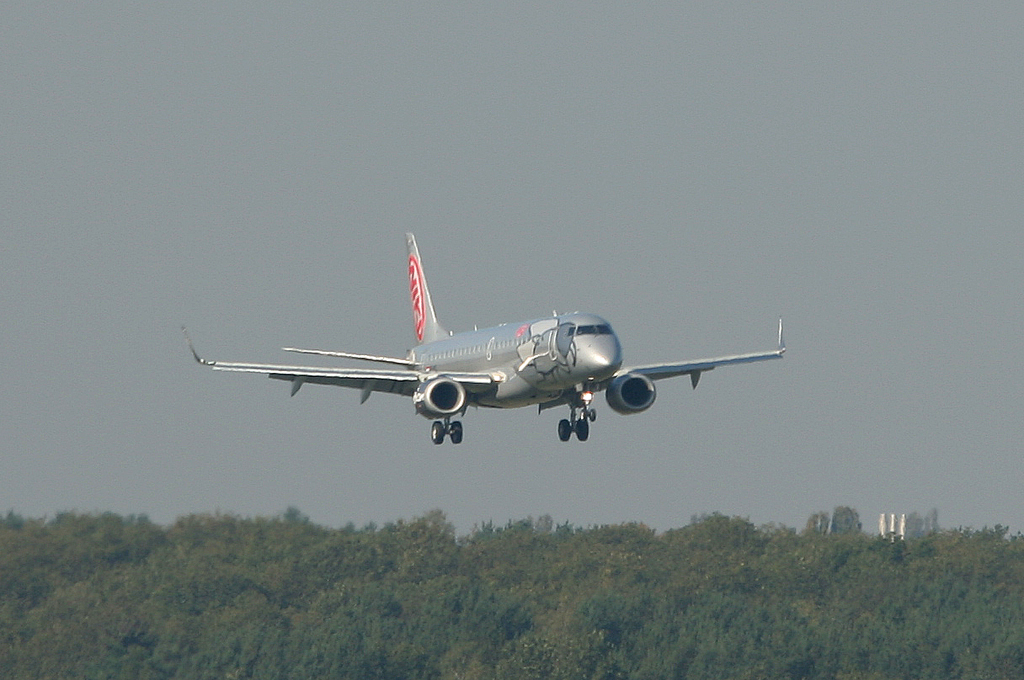 Fly Niki Embraer ERJ-190-100LR OE-IHC kurz vor der Landung in Berlin-Tegel am 25.09.2011