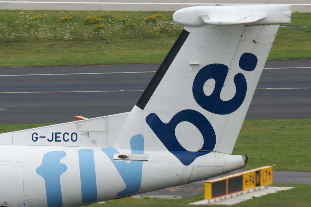 Flybe, G-JECO, Bombardier, DHC 8Q-400 (Seitenleitwerk/Tail), 11.08.2012, DUS-EDDL, Dsseldorf, Germany 