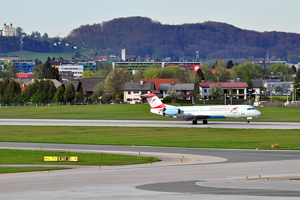 Fokker 100 - OE-LVD Austrian Arrows beim Aufsetzen auf der Landebahn in Salzburg - 26.04.2012 