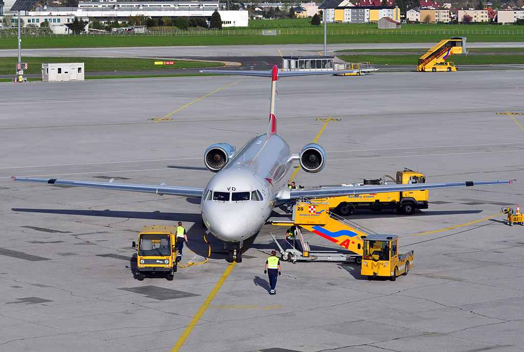 Fokker 100 OE-LVD der Austrian Arrow in Parkposition am Flughafen Salzburg - 26.04.2012