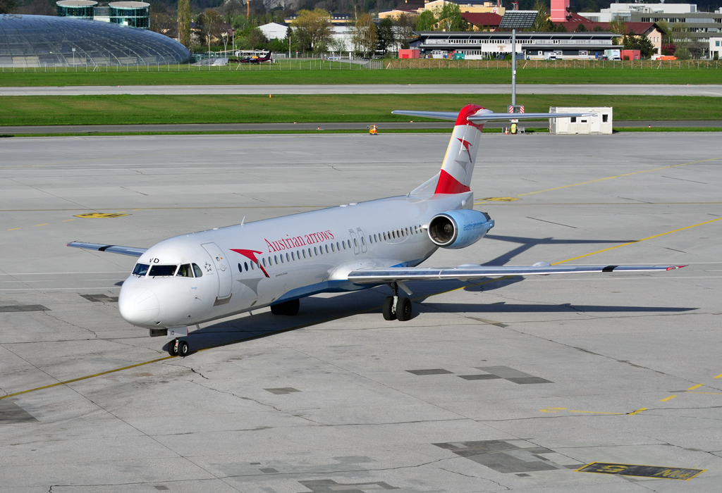 Fokker 100 OE-LVD der Austrian Arrows auf dem Vorfeld in Salzburg - 26.04.2012