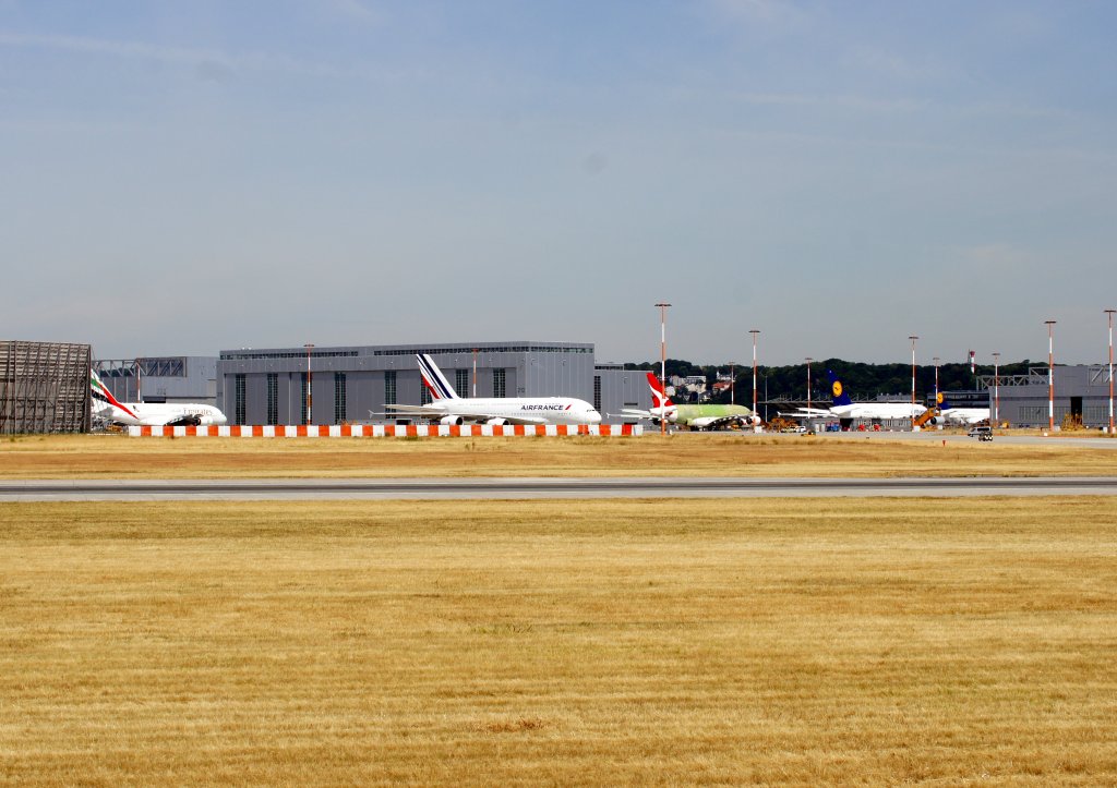 Fnf A-380 auf einen Streich (2x Lufthansa D-AIMB Taufnamen Mnchen,D-AIMC Taufnamen Peking) (1x Air France F-HPJD) (1x Emirates Airline) (1xQantas unlackiert)aufgenommen am 20.07.10 am Flughafen Hamburg-Finkenwerder