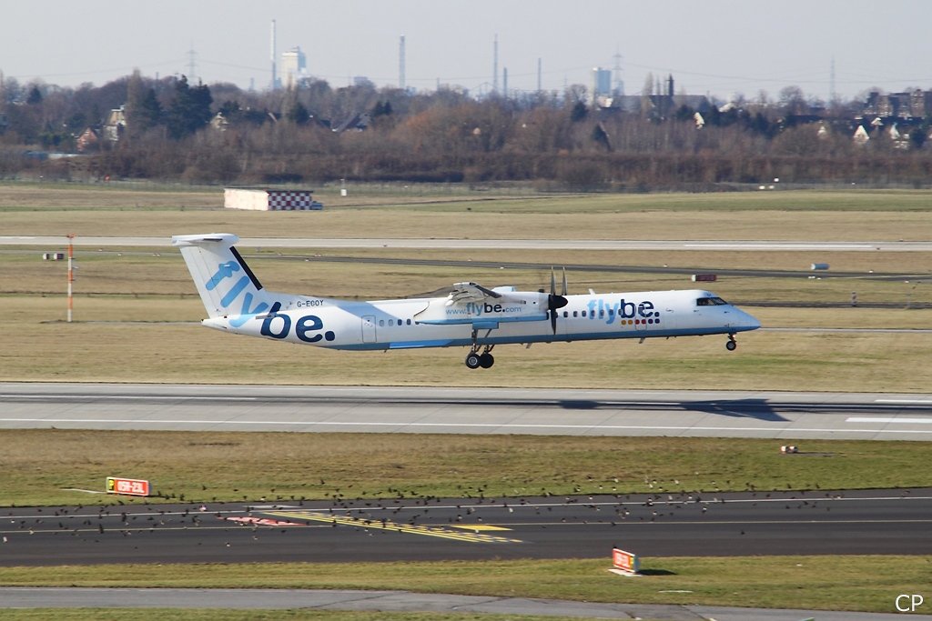 G-ECOY, eine Dash 8-400Q von Flybe, setzt am 9.3.2010 zur Landung in Dsseldorf an.