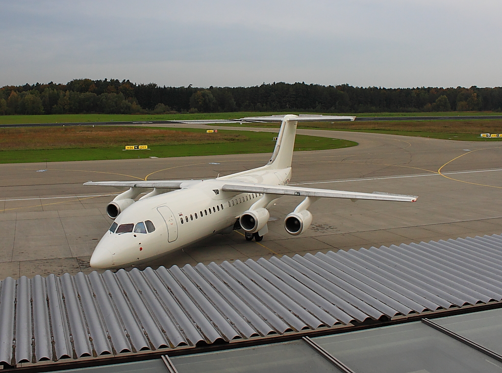 Germangwings in Friedrichshafen, normal setzt Germangwings auf ihren Flgen anch Friedrichshafen einen A319 an, dieser Avro-jet ist derzeit als Chaterflugzeug im Einsatz ...