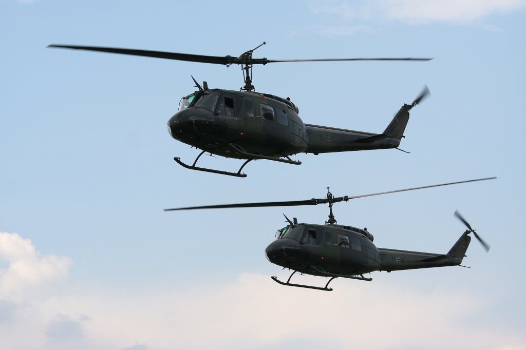 Germany Air Force /Army Bell UH-1D 70+70 71+40 bei der Flugvorfhrung auf der ILA in Berlin-Schnefeld am 10.06.2010