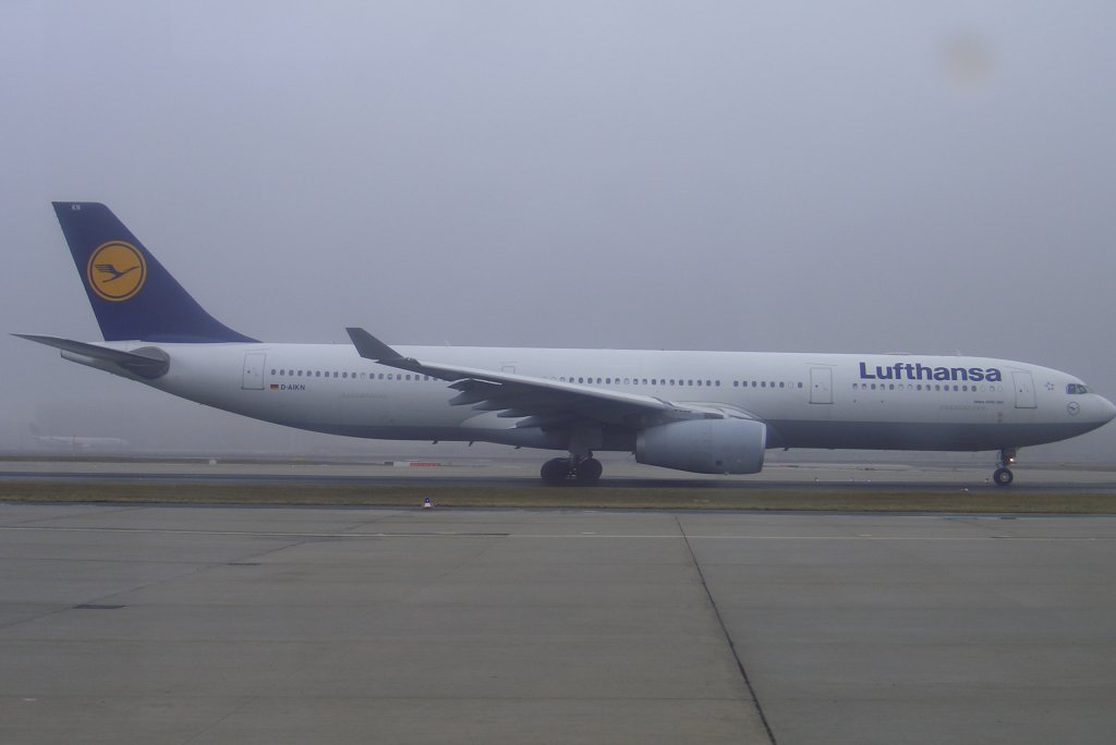 Gleich hebt dieser Airbus A330-300 der Lufthansa ab nach Ashgabat. Nur noch 10 Minuten und dann: Cleared for Take-off Runway 18!  (Datum: 6. Februar 2010)
