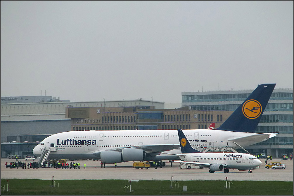 Grenvergleich II: Recht klein wirkt die Boing 737 neben der A380. 02.06.2010 (Jonas)