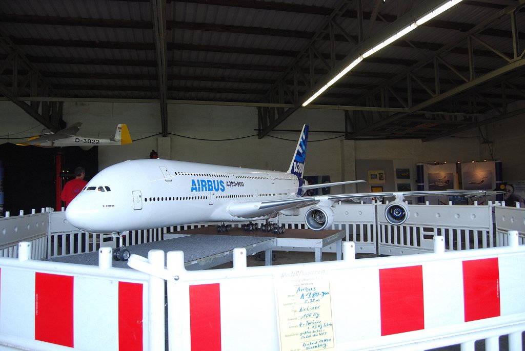 Grtes flugfhiges Modell der Welt eines Airbus A380 ausgestellt beim Flugtag 2010 in Weser-Wmme am 11.09.10