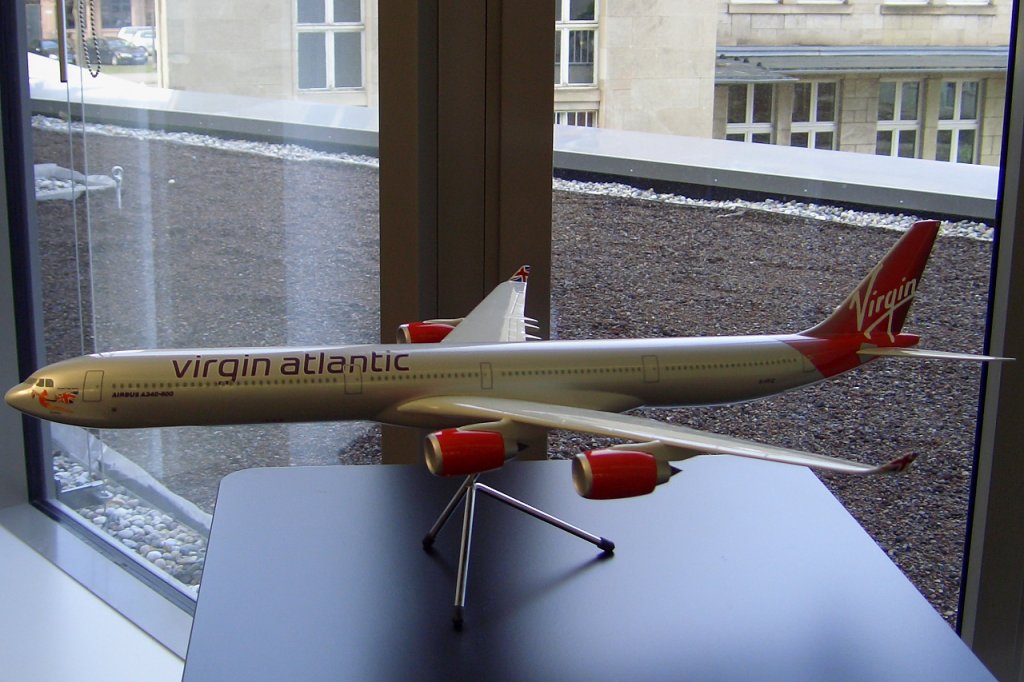Gromodell eines Airbus A340-600 von Virgin Atlantic Airways in einem Karlsruher Bro (24.01.09) 
