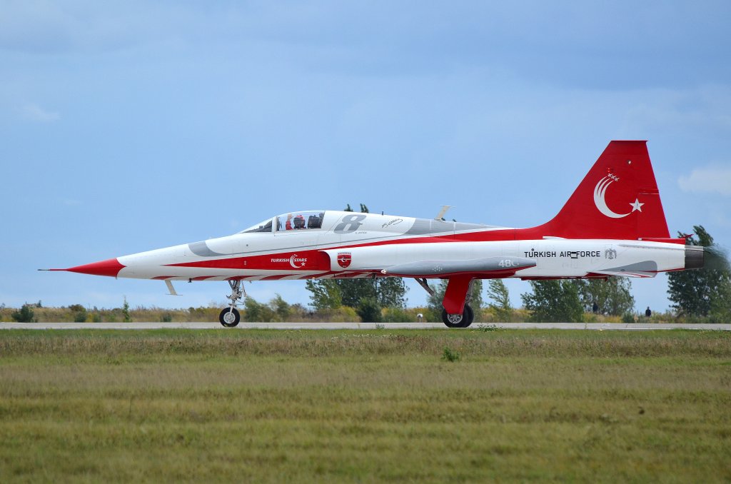 Grüßt euch ILA Besucher! Der Pilot des Northrop F-5 Jägers Nr.8von den Türkischen Sternen winkt den Besuchern der ILA.Aufgenommen am 15.09.12