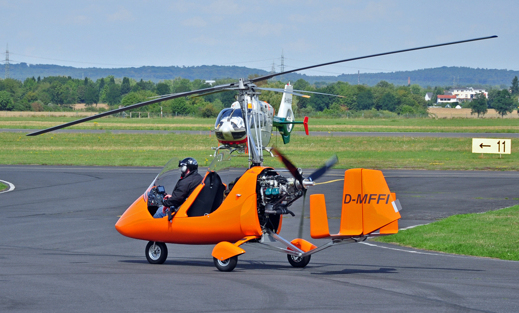Gyrocopter D-MFFI rollt zur Tankstelle in Bonn-Hangelar 14.08.2010