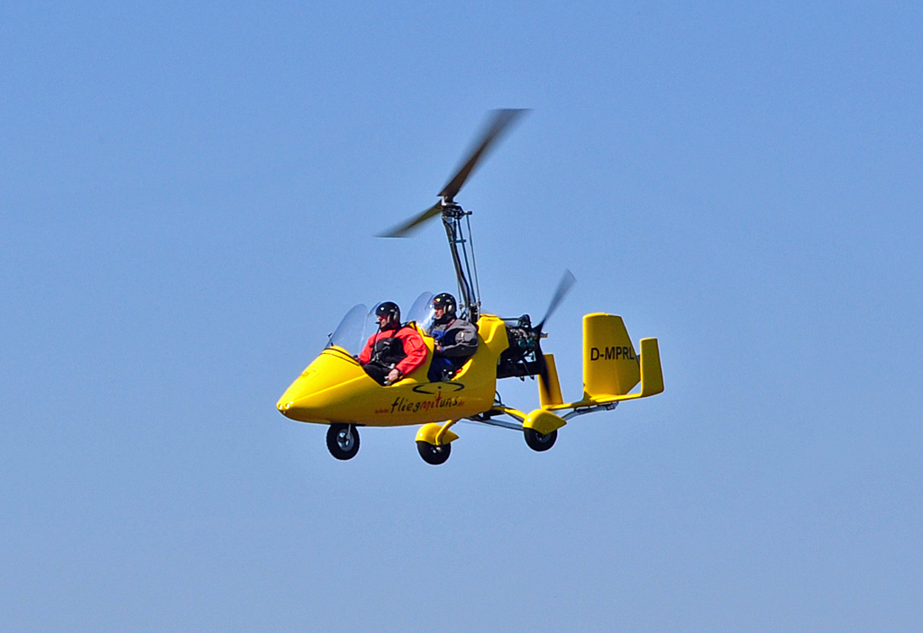 Gyrocopter der Firma AutoGyro MTOsport, D-MPRL, im Anflug auf den Flugplatz Dahlemer-Binz in der Eifel - 25.05.2011