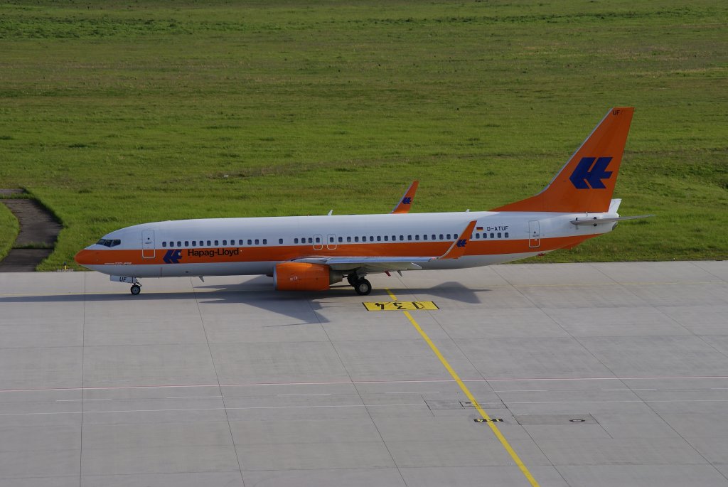 Hapag-Lloyd, Boeing 737-800WL, Kennung: D-ATUF rollt zur Startbahn auf dem Flughafen Leipzig am 16.05.2010
