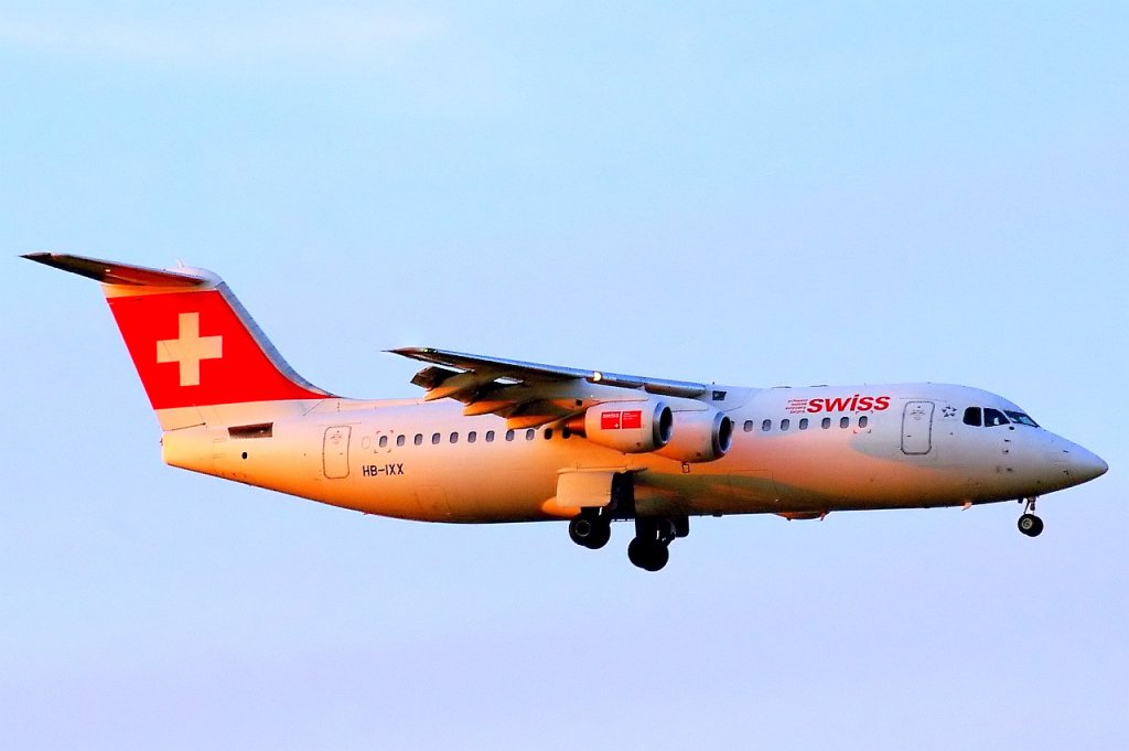 HB-IXX
Swiss Avro 146-RJ100
im letzten Abendlicht des 31.07.09 im Anflug auf Zrich Kloten