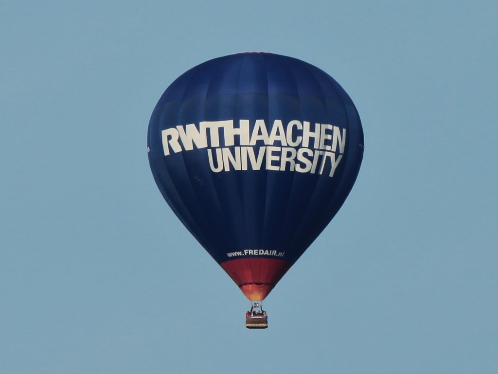 Heiluftballon PH-TUA mit Werbung fr die Rwth Aachen am 02.09.2011 ber Aachen.