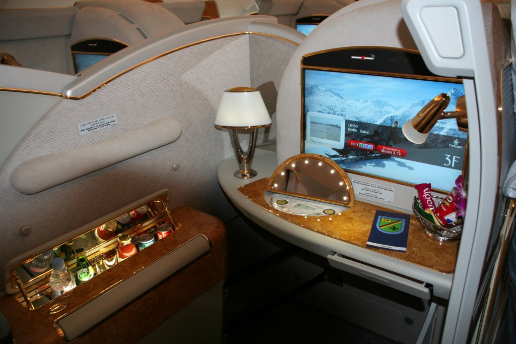 Hier reist man wirklich luxuris. Emirates A380-861 A6-EDJ am 09.06.2010 auf der ILA in Berlin-Schnefeld