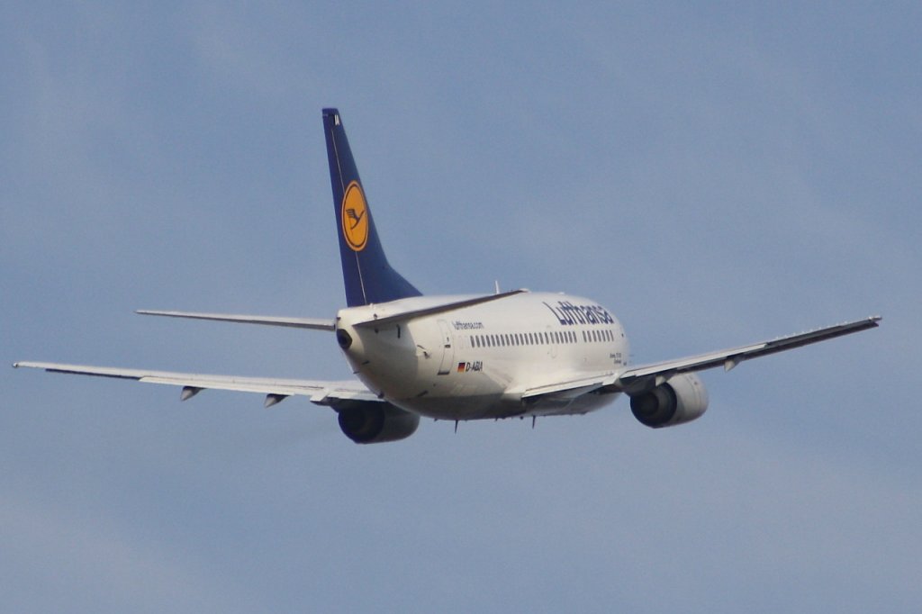  Hildesheim  beim Start von Stuttgart Airport; auf dem Weg nach Frankfurt. Das Flugzeug ist eine Boeing 737-500 der Lufthansa mit dem Taufnamen Hildesheim. Das Datum der Aufnahme ist der 12. Februar 2011