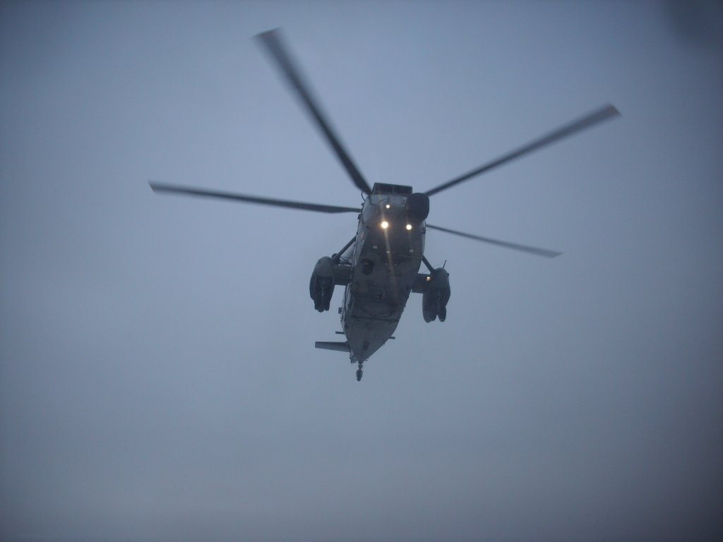 Hubschrauber am 03.Februar 2010 unterwegs zwischen der Insel Rgen und Hiddensee.