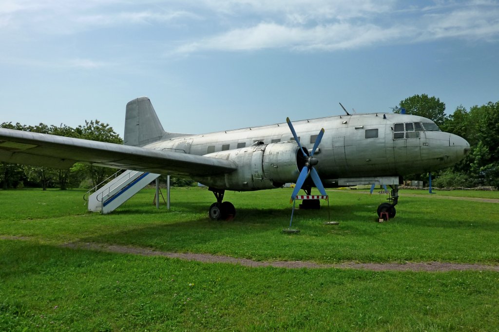 Iliuschin IL 14, russisches Verkehrsflugzeug mit zwei 1900PS Sternmotoren und max.36 Pltzen, 350Km/h Reisegeschwindigkeit, bis 1959 wurden 80 Maschinen in Dresden in Lizenz gebaut, diese steht im Luftfahrtmuseum Merseburg, Mai 2012