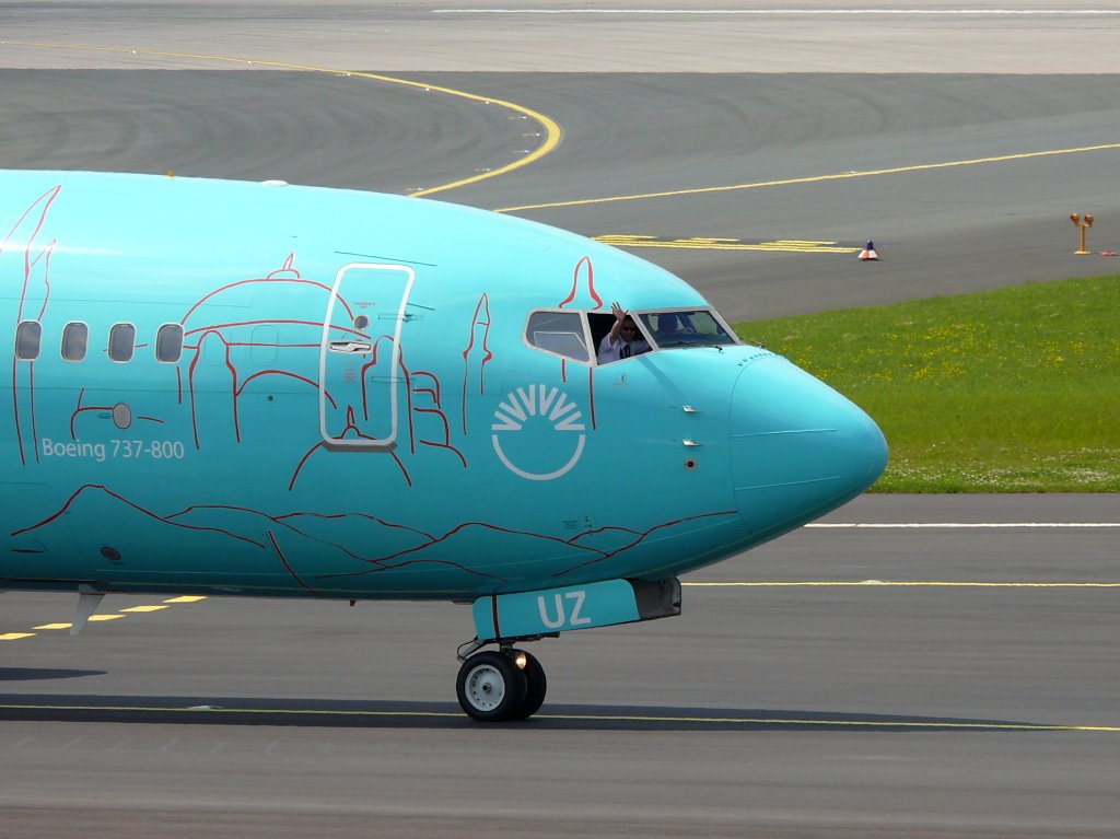 Immer wieder die winkenden Co-Piloten in Dsseldorf :-) Sun Express  Istanbul ; TC-SUZ; Boeing 737-8HX. 28.05.2010.