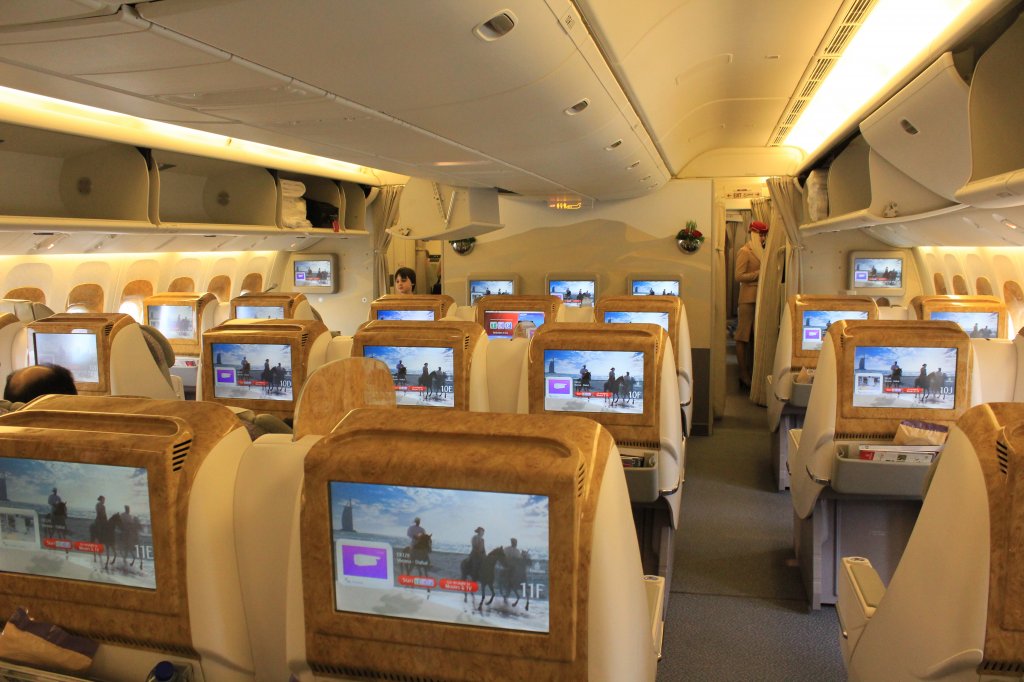In einer 777 von Emirates auf dem Weg nach Dubai. Hier ist die Business Class zu sehen.