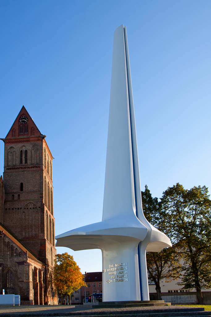 In Anklam aufgestelltes Denkmal fr den hier geborenen Flugpionier Otto Lilienthal. - 16.10.2012