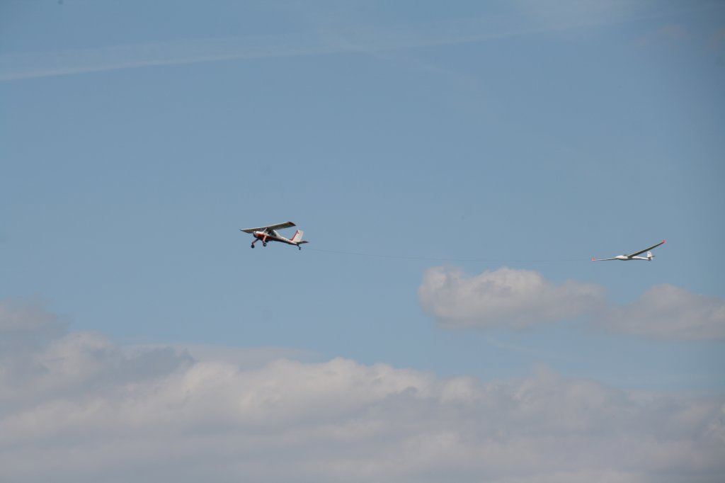 In der Zeit vom 22.05.11 - 04.06.11 findet in Zwickau die deutsche Segelflugmeisterschaft statt.Schleppverband fotografiert am 29.05.2011.